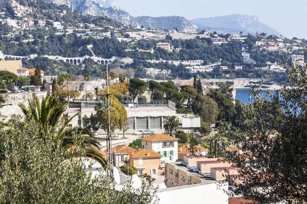 Vilfransh Sur Mer, France, on March 10, 2015. A view of country houses on a mountain slope at the seashore. Vilfransh - the resort, next to Nice, its suburb — Stock Photo, Image