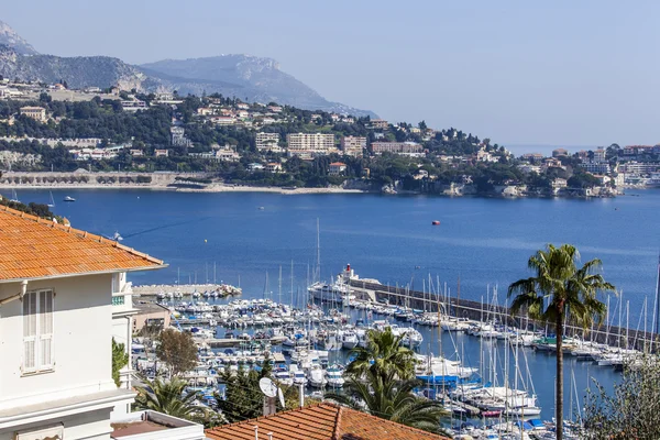 Niza, Francia, 10 de marzo de 2015. La vista superior de una bahía de mar y yates en la costa en el suburbio de Niza Vilfransh Sur Mer — Foto de Stock