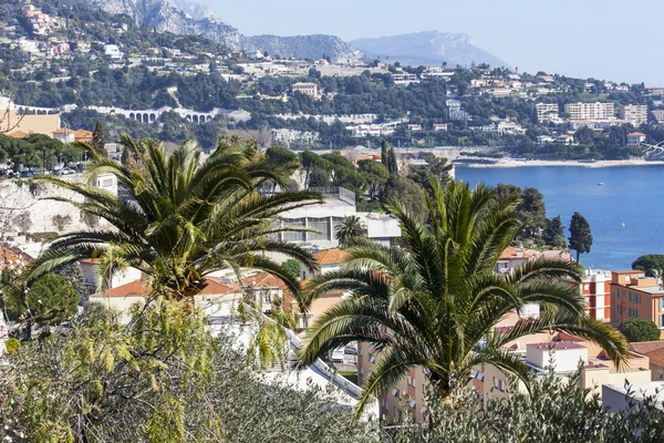 Vilfransh Sur Mer, France, on March 10, 2015. A view of country houses on a mountain slope at the seashore. Vilfransh - the resort, next to Nice, its suburb — Stock Photo, Image