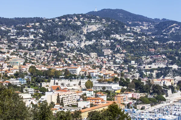 Vilfransh, Frankrijk, op 10 maart 2015. Het bovenaanzicht op de helling van Mountain en gebouwen — Stockfoto