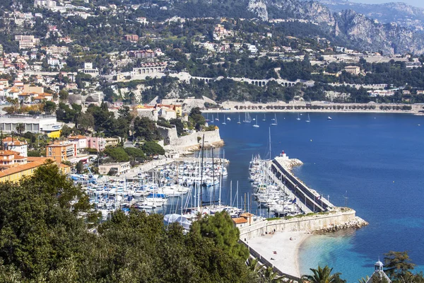 Vilfransh, Frankrijk, op 10 maart 2015. Het bovenaanzicht op de kade, jachten in de haven en een baai. Vilfransh - het resort, naast Nice, de voorstad — Stockfoto