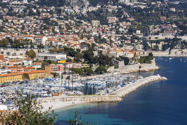 Vilfransh, France, on March 10, 2015. The top view on the embankment, yachts in port and a bay. Vilfransh - the resort, next to Nice, its suburb — Stock Photo, Image