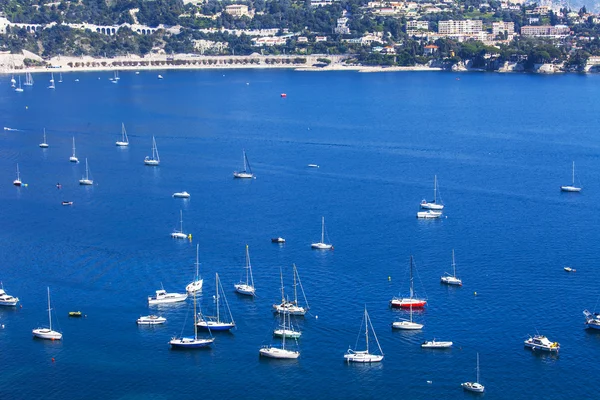 La vista dall'alto su una baia di mare e yacht sulla costa — Foto Stock