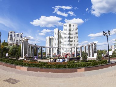 Pushkino, Rusya Federasyonu - 10 Mayıs 2015 tarihinde. Bahar öğleden sonra şehir manzarası. Bir anıt, şehir merkezi ve multystoried yeni binada, balıkgözü görünümü.