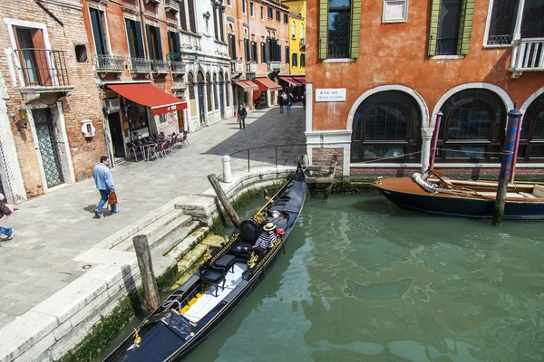 VENECIA, ITALIA - 29 DE ABRIL DE 2015. La góndola espera a los pasajeros en el terraplén del canal — Foto de Stock