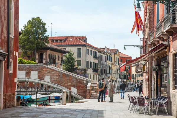 VENICE, ITALY - on APRIL 29, 2015. Pedestrians go on the narrow curve old street — Stock Photo, Image