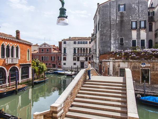 Venice, İtalya - 29 Nisan 2015 tarihinde. Adım adım sokak kanalı ile köprü — Stok fotoğraf