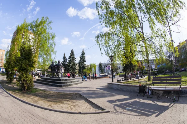 Pushkino, russland, am 13. Mai 2015. eine frühlingshafte stadtlandschaft, bäume auf dem platz, fisheye view — Stockfoto