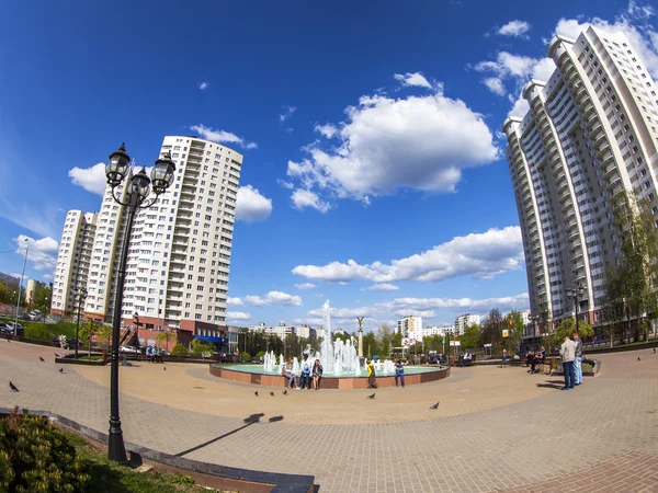 PUSHKINO, RÚSSIA - em 10 de maio de 2015. Paisagem da cidade na tarde de primavera. Um memorial no centro da cidade e multystoried novos edifícios, fisheye vista . — Fotografia de Stock