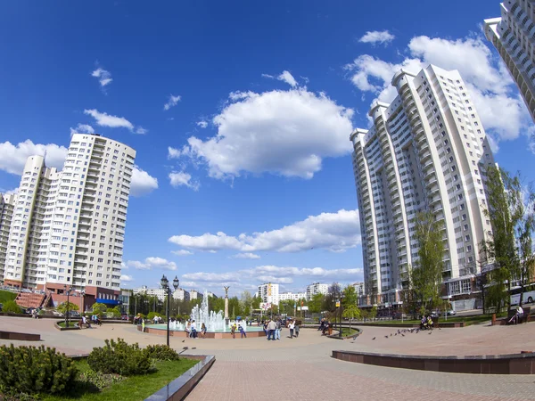 PUSHKINO, RUSSIE - le 10 mai 2015. Paysage urbain dans l'après-midi de printemps. Un mémorial dans le centre-ville et de nouveaux bâtiments multystoried, vue fisheye . — Photo
