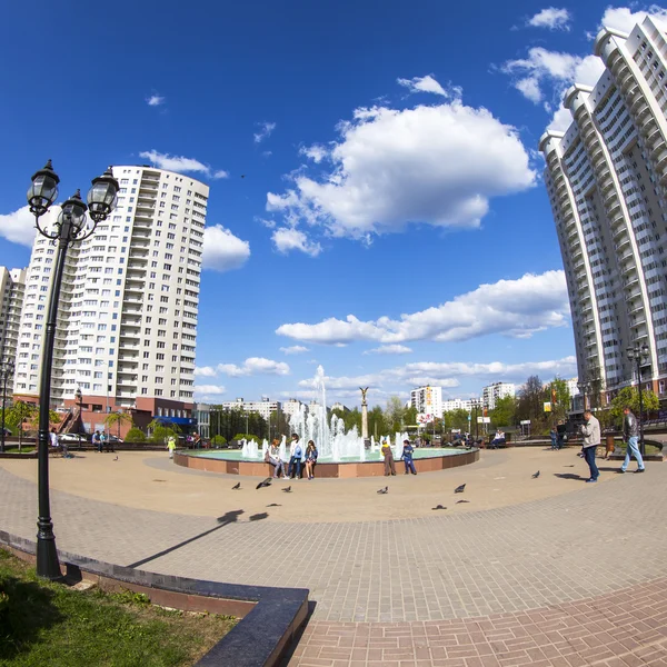 PUSHKINO, RUSSIE - le 10 mai 2015. Paysage urbain dans l'après-midi de printemps. Un mémorial dans le centre-ville et de nouveaux bâtiments multystoried, vue fisheye . — Photo