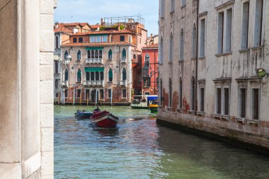 Venice, İtalya - 29 Nisan 2015 tarihinde. Tipik Venedik sokak kanalına gemilerde