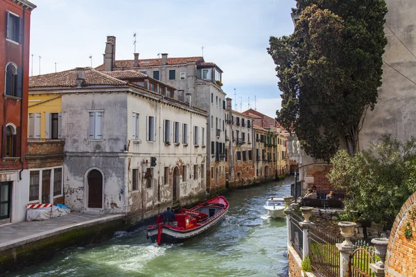 VENICE, ITALY - on APRIL 29, 2015. Boats on the typical Venetian street canal — Stock Photo, Image