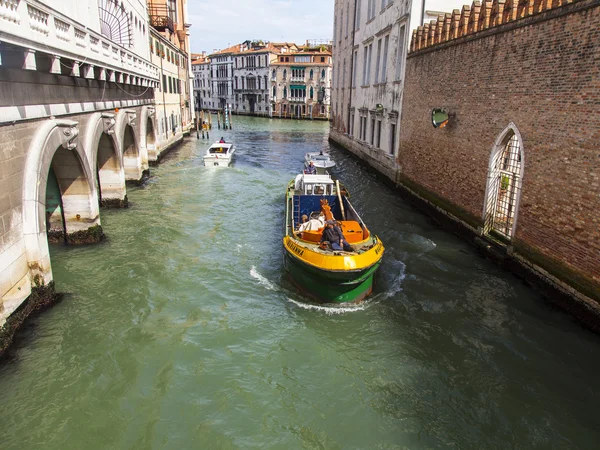 VENICE, ITALY - on APRIL 29, 2015. Boats on the typical Venetian street canal — Stock Photo, Image