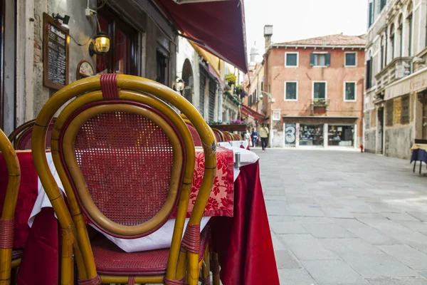 Venedig, Italien - am 29. April 2015. Sommercafé-Open-Air am frühen Morgen wartet auf Besucher — Stockfoto
