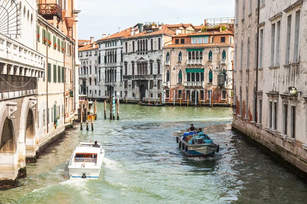 Venice, İtalya - 29 Nisan 2015 tarihinde. Tipik Venedik sokak kanalına gemilerde