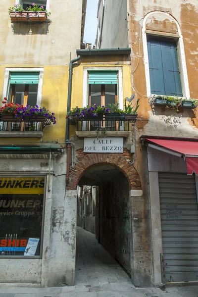 Venedig, Italien - am 29. April 2015. ein architektonisches Fragment des antiken Gebäudes — Stockfoto