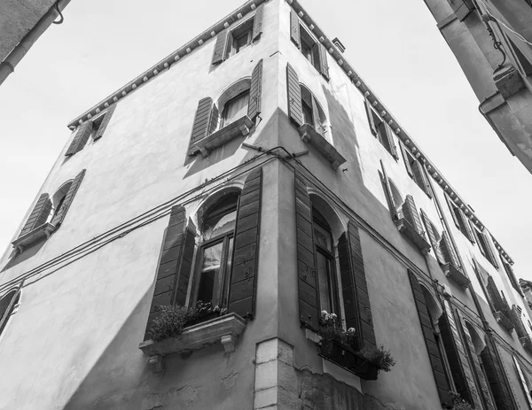 VENISE, ITALIE - le 29 avril 2015. Un fragment architectural de l'ancien bâtiment — Photo