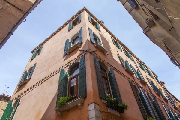 ヴェネツィア, イタリア - 2015 年 4 月 29 日に。古代の建物の建築のフラグメント — ストック写真