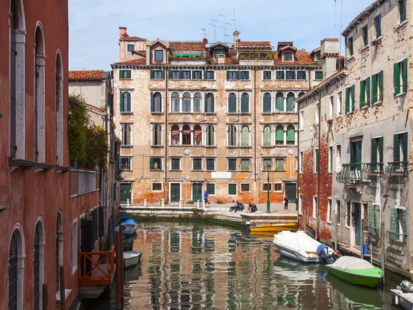 VENICE, ITALY - on APRIL 29, 2015. Boats on the typical Venetian street canal — Stock Photo, Image