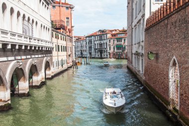 Venice, İtalya - 29 Nisan 2015 tarihinde. Tipik sokak kanalına gemilerde farklı işlevi float. Tekne Şehir Adası bölümünde ana araçtır