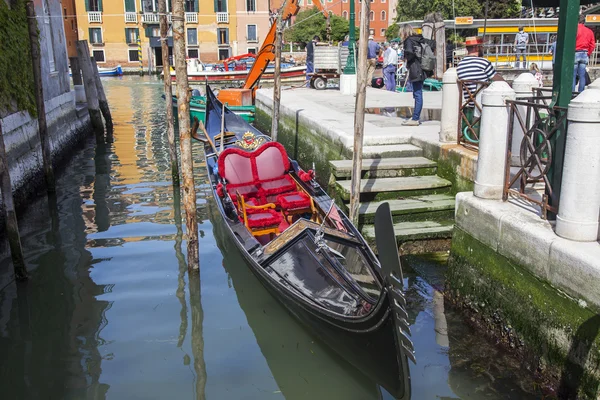 VENICE, ITALY - on April 29, 2015. Гондола ждет пассажиров на набережной канала — стоковое фото