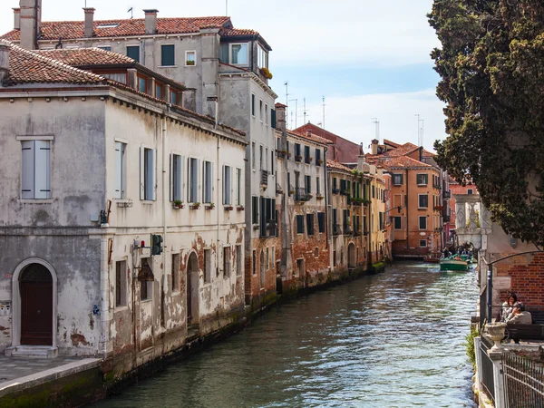 VENICE, ITALY - on APRIL 29, 2015. Typical Venetian street canal and ancient houses ashore — Stock Photo, Image