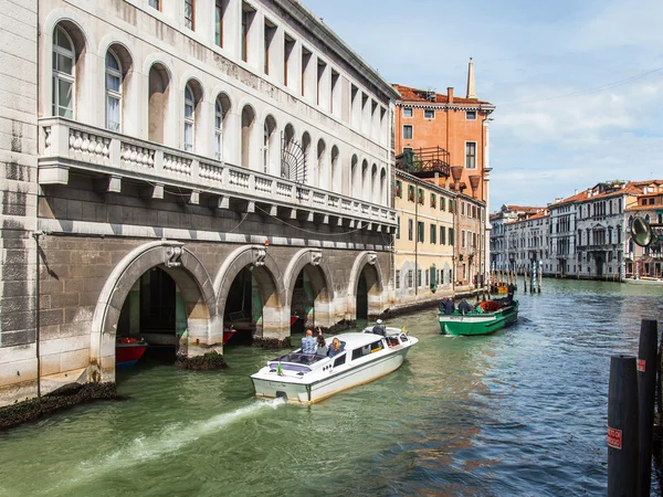 VENISE, ITALIE - le 29 avril 2015. Des bateaux de différentes fonctions flottent sur le canal de la rue typique. Le bateau est le principal véhicule dans la partie insulaire de la ville — Photo