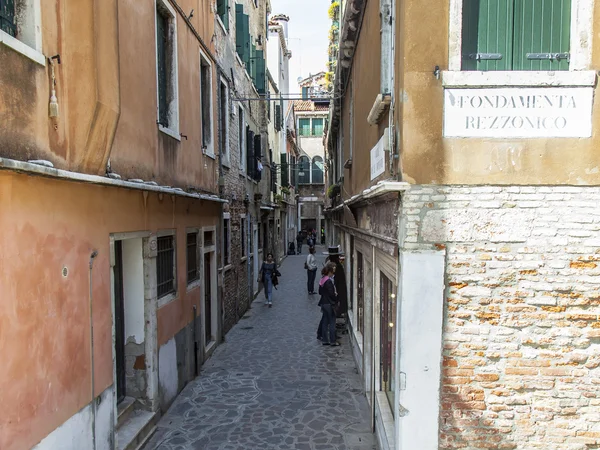 Venice, İtalya - 30 Nisan 2015 tarihinde. Tipik kentsel görünümü — Stok fotoğraf