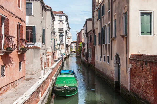 VENECIA, ITALIA - 29 DE ABRIL DE 2015. Típico canal de la calle veneciana y casas antiguas en tierra — Foto de Stock