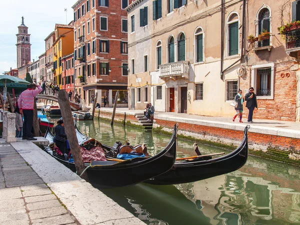 Velence, Olaszország - április 29-én 2015-ig. A gondola megvárja a csatorna töltésén utasok — Stock Fotó