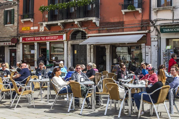 Venice, İtalya - 29 Nisan 2015 tarihinde. Yaz açık hava kafe — Stok fotoğraf