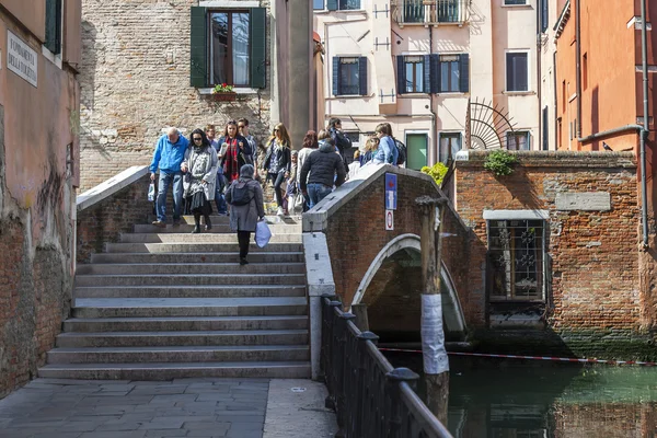 VENEZIA - il 29 APRILE 2015. Il ponte con gradini attraverso il canale stradale — Foto Stock