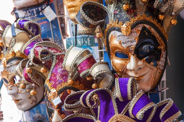 The Venetian masks on a show-window of gift shop. A mask - a typical souvenir from Venice — Stock Photo, Image