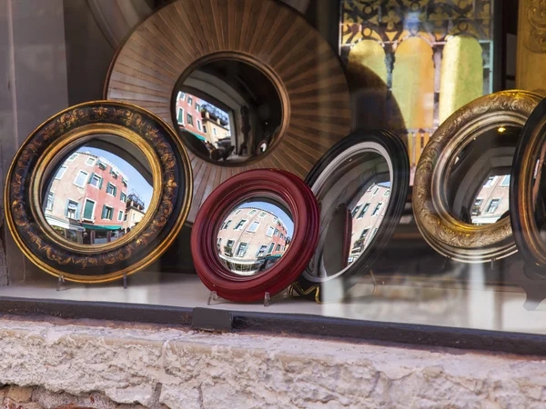 VENICE, ITALY - on APRIL 29, 2015. Gorodskaya Street is reflected in mirrors in a show-window — Stock Photo, Image