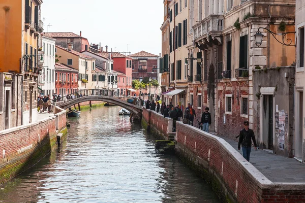 VENICE, ITALY - on APRIL 29, 2015. Typical Venetian street canal and ancient houses ashore — Stock Photo, Image
