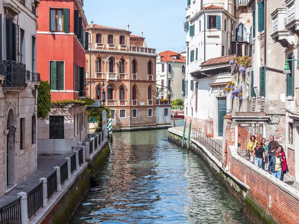 VENISE, ITALIE - le 30 AVRIL 2015. Vue urbaine typique. La côte du Grand canal (Canal Grande), la maison sur la côte et les gondoles. Le grand canal est la principale artère de transport de Venise et son canal le plus connu — Photo