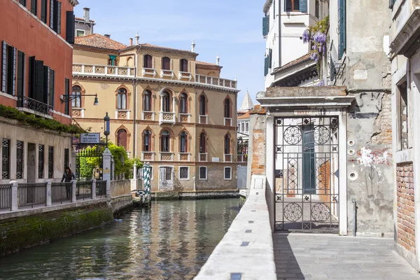 VENICE, ITALY - on APRIL 29, 2015. Typical Venetian street canal and ancient houses ashore — Stock Photo, Image