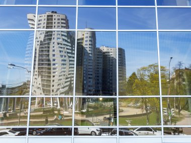 Pushkino, Rusya Federasyonu - 7 Mayıs 2015 tarihinde. Yeni multystoried ev bir ayna gösterisi-penceresinde alışveriş merkezinin yansıtılır