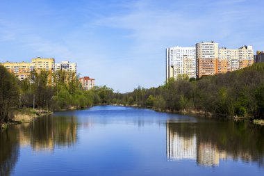 Pushkino, Rusya Federasyonu - 7 Mayıs 2015 tarihinde. Yeni multystoried evleri Serebryanka Nehri kıyısında