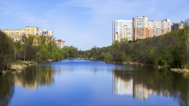 Pushkino, Rusya Federasyonu - 7 Mayıs 2015 tarihinde. Yeni multystoried evleri Serebryanka Nehri kıyısında