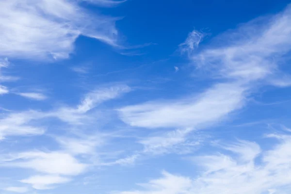 晴れた日に白い雲と明るい春の空 — ストック写真