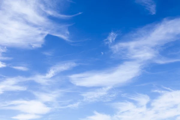 晴れた日に白い雲と明るい春の空 — ストック写真