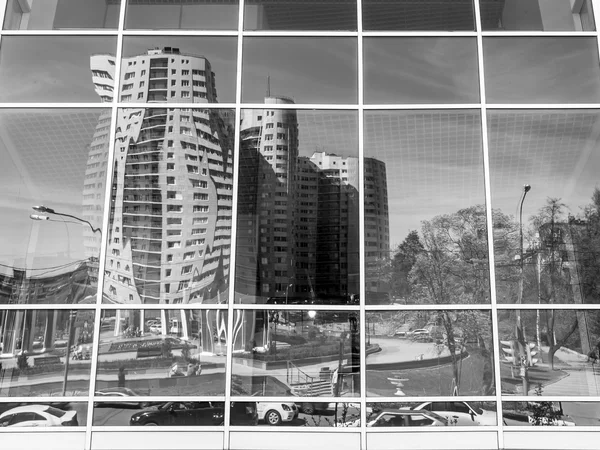 PUSHKINO, RÚSSIA - em 7 de maio de 2015. A nova casa multystoried reflete-se em uma janela de demonstração de espelho do centro comercial — Fotografia de Stock