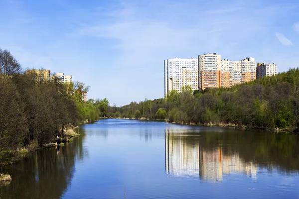 PUSHKINO, RUSSIA - on May 7, 2015. Новые многоэтажные дома на берегу реки Серебрянка — стоковое фото