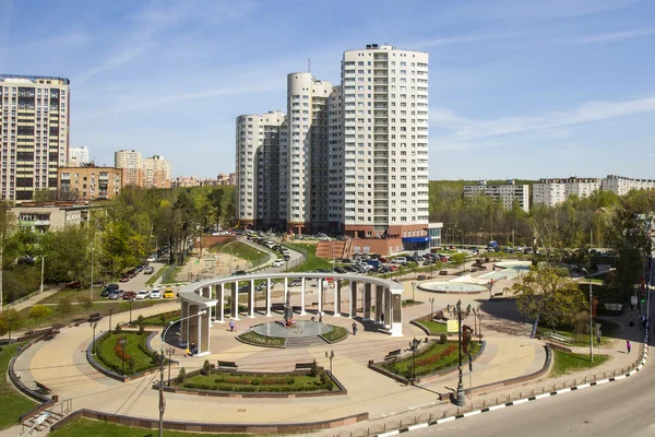 Pushkino, Rusko - na 7 května 2015. Pohled na památník a nové multystoried dům — Stock fotografie