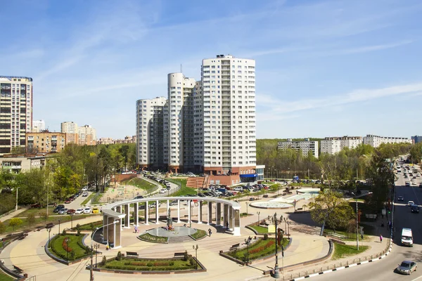 Pushkino, Federacja Rosyjska - na 7 maja 2015. Widok na pomnik i nowy dom multystoried — Zdjęcie stockowe