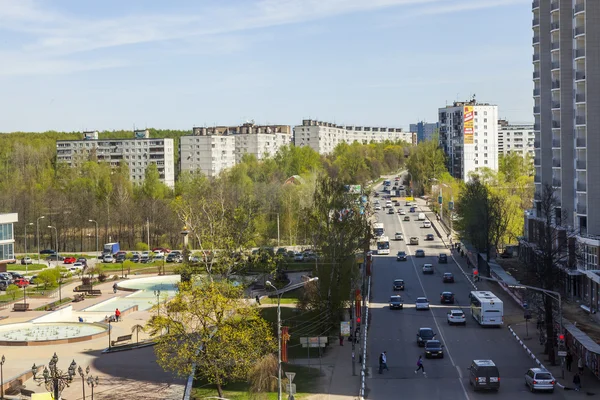 PUSHKINO, RUSIA - el 7 de mayo de 2015. La vista superior de la ciudad en la tarde de primavera — Foto de Stock