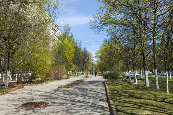 PUSHKINO, RÚSSIA - em 7 de maio de 2015. Paisagem da cidade na tarde de primavera . — Fotografia de Stock