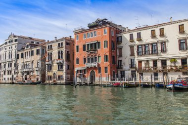 Venice, İtalya - 29 Nisan 2015 tarihinde. Eski saraylar karaya Grand kanal (Canal Grande). Venedik ve en bilinen Kanal ana ulaşım arter grand kanal.